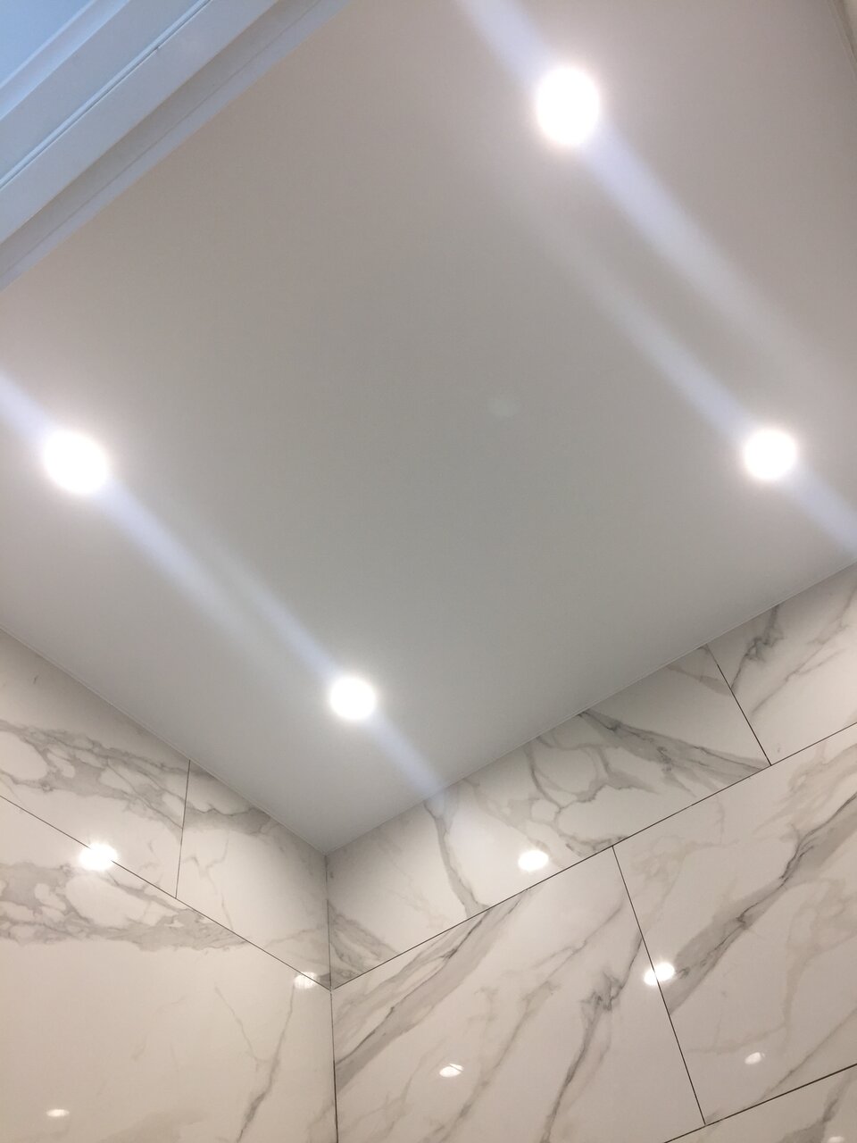 Потолки в ванной